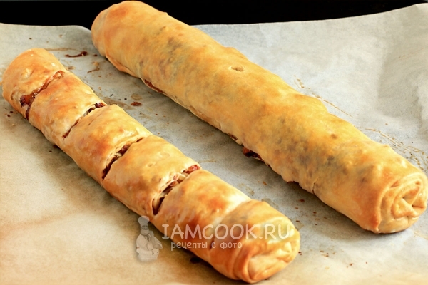 Готовые штрудели с мясом, картошкой и капустой