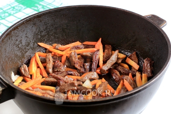 Положить к мясу морковь