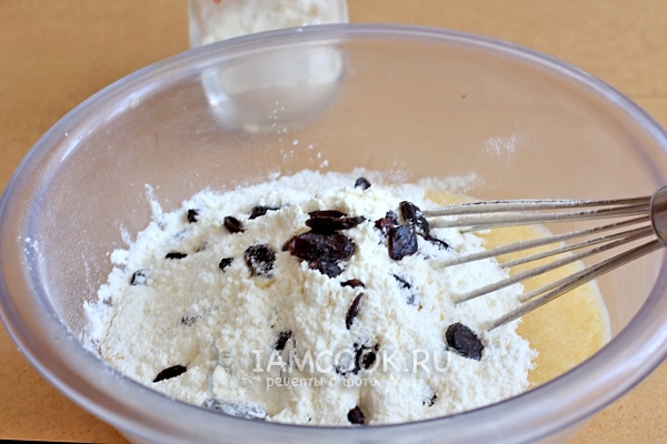 Добавить муку и изюм