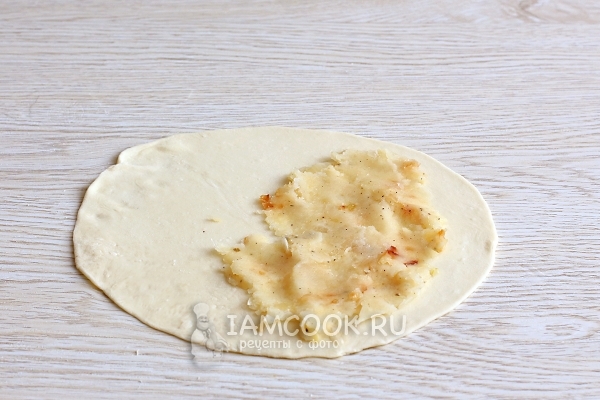 Положить начинку на тесто