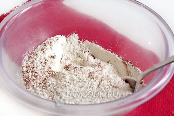 Соединить муку, какао, соду и ванилин