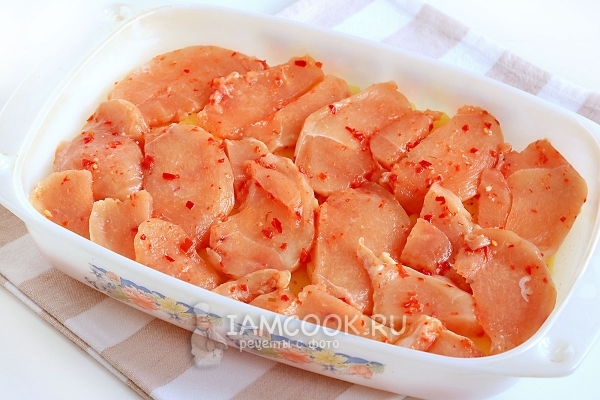 Положить слой куриного филе