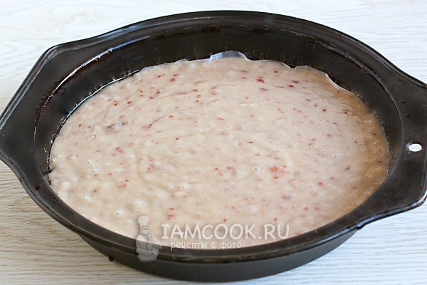 Перелить тесто в форму