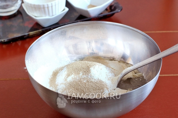 Всыпать дрожжи