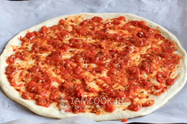 Смазать тесто соусом