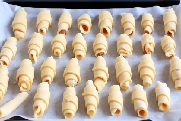 Положить заготовки на противень