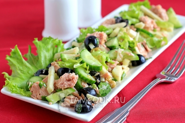 Фото диетического салата с консервированным тунцом