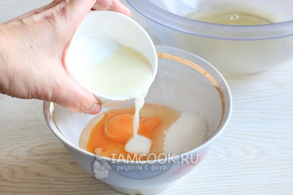 Влить молоко