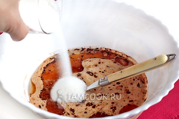 Всыпать сахар в жидкие ингредиенты