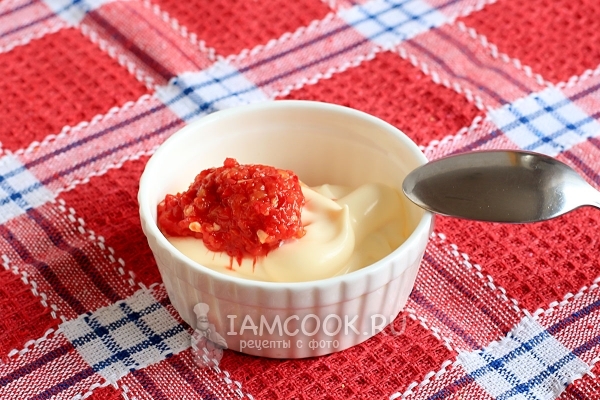 Соединить майонез с аджикой