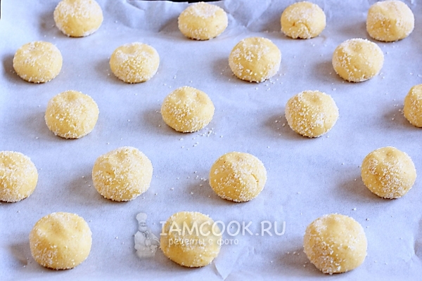 Положить заготовки на противень