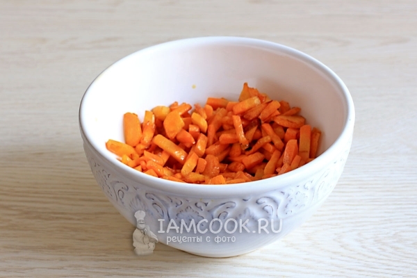 Обжарить морковь