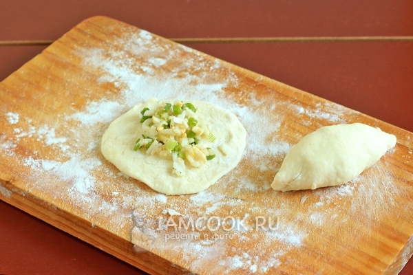 Положить на тесто начинку