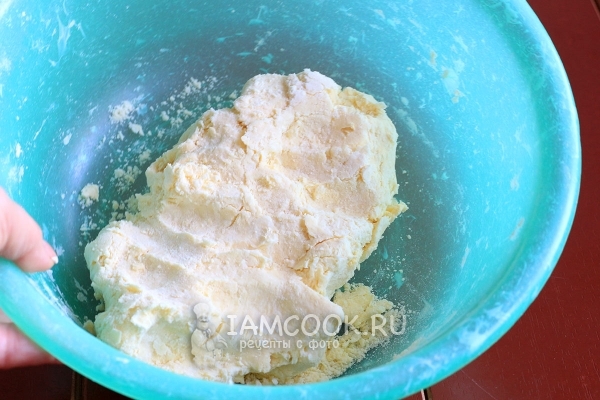 Влить кефир и замесить тесто