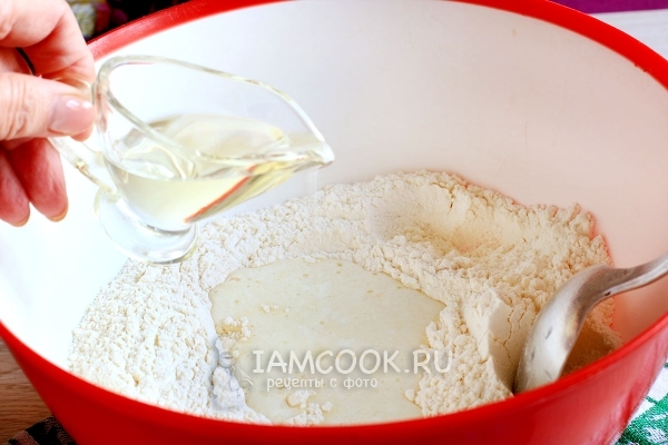 Влить кефир и масло