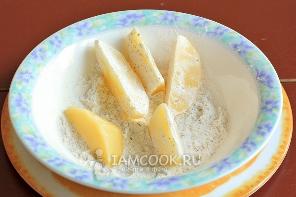 Запанировать картофель