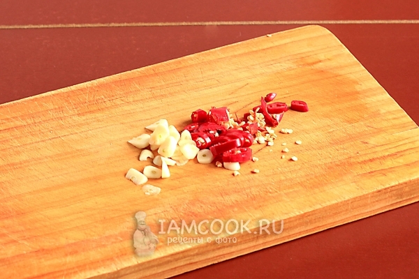 Порезать перец и чеснок