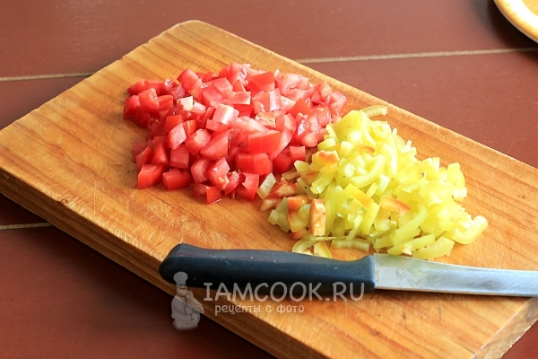 Порезать перец и помидоры