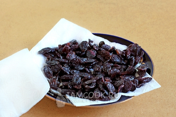 Обсушить изюм на салфетке