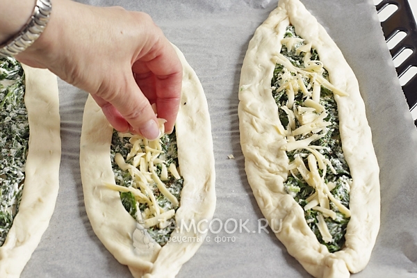 Положить на тесто начинку