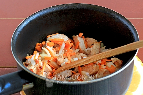 Добавить лук и морковь