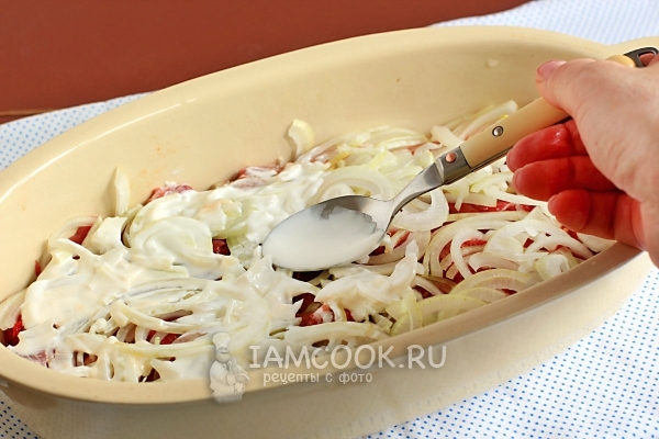 Полить сметаной с майонезом