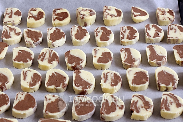 Выложить кусочки теста на противень