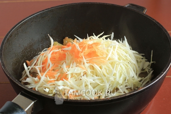 Добавили овощи в сковороду