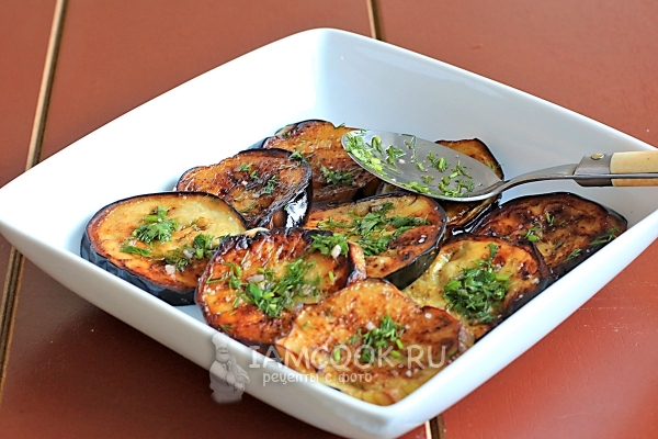 Полить баклажаны маринадом