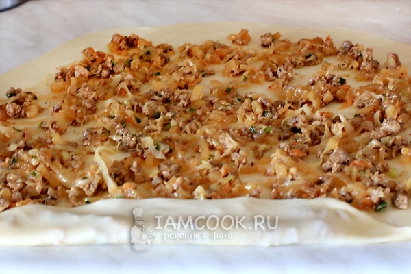 Разложили начинку по тесту