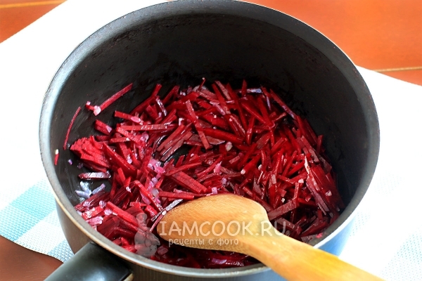 Обжарить свеклу