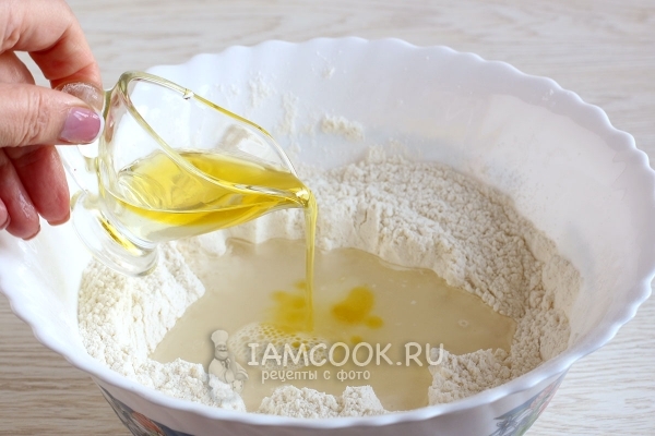 Влить масло