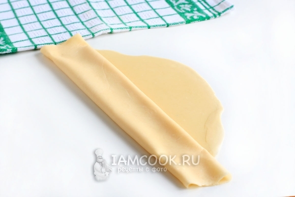 Свернуть тесто в рулет