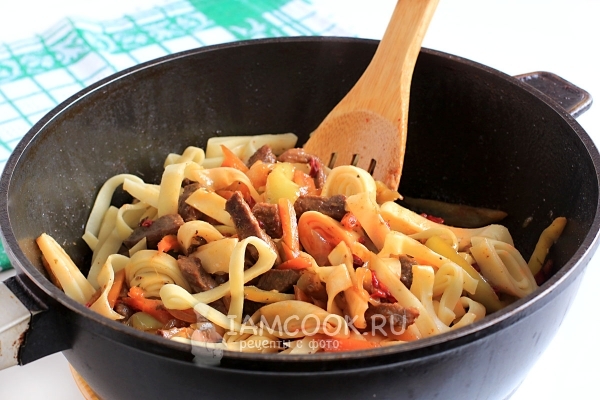 Положить лапшу к мясу с овощами
