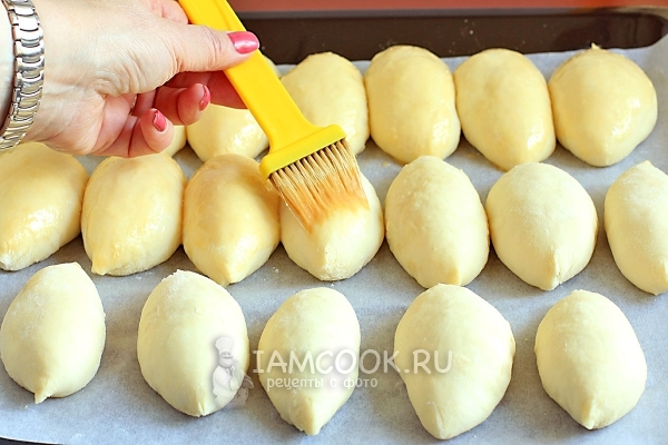 Смазать пирожки яйцом