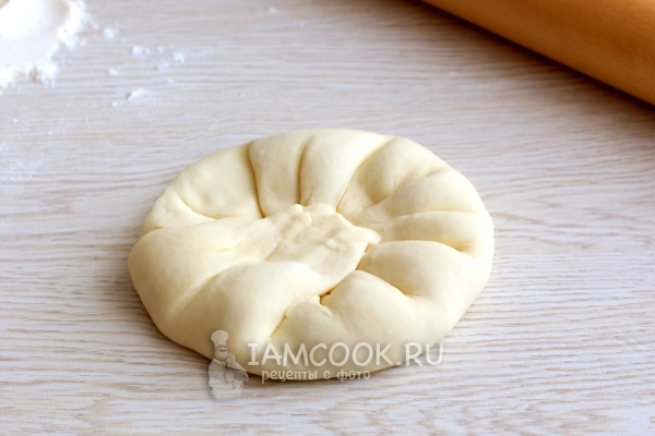 Защипить края лепешки к центру