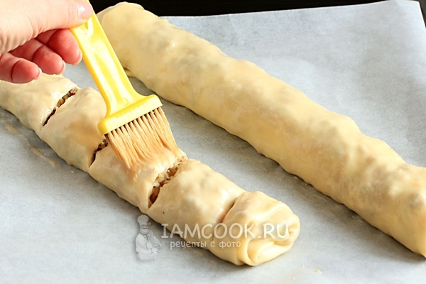 Смазываем штрудели яйцом и маслом