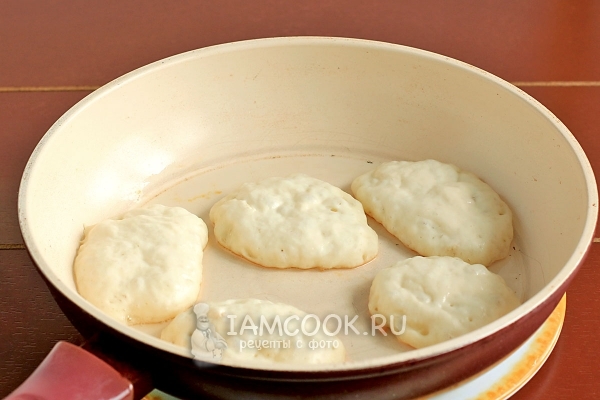 Положить ложкой тесто на сковороду
