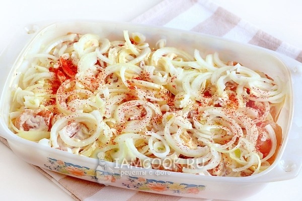 Положить слой лука