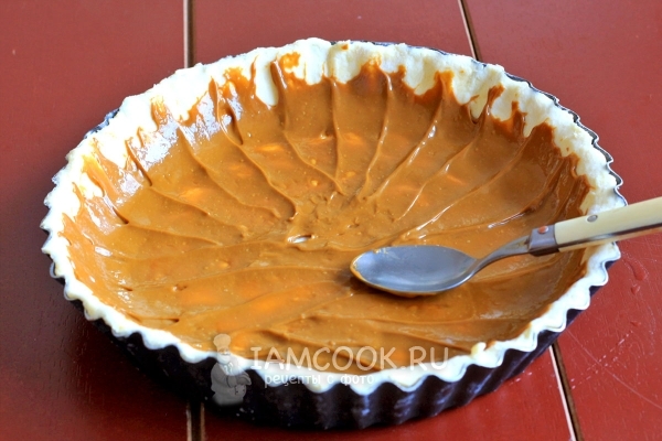 Смазать тесто сгущенкой