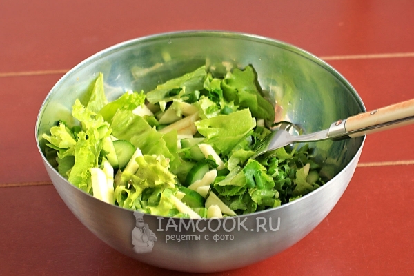 Соединить огурцы, яблоки и зелень