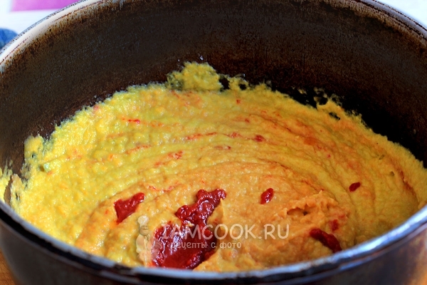 Положить томатную пасту