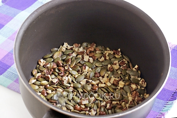 Обжарить семечки с орехами