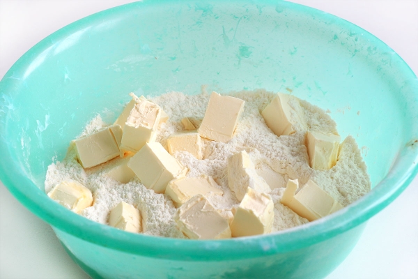 Соединить муку с маслом