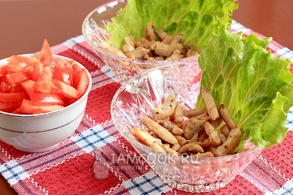 Выложить в салатник мясо