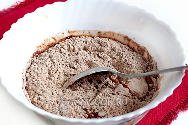 Соединить жидкие и сухие ингредиенты