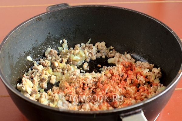 Приправить и посолить фарш