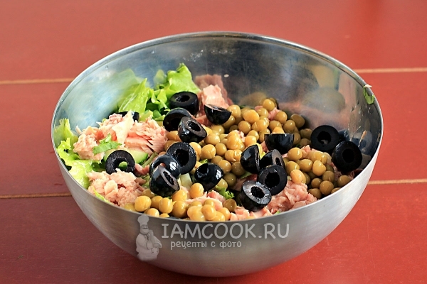 Добавить тунец, горошек и маслины