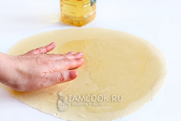 Смазать тесто маслом