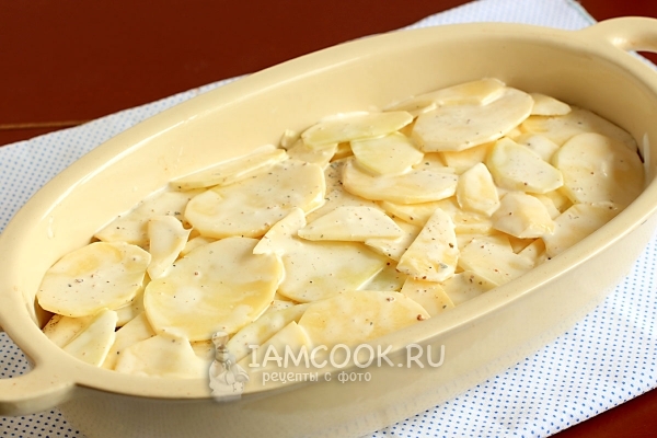 Положить слой картофеля